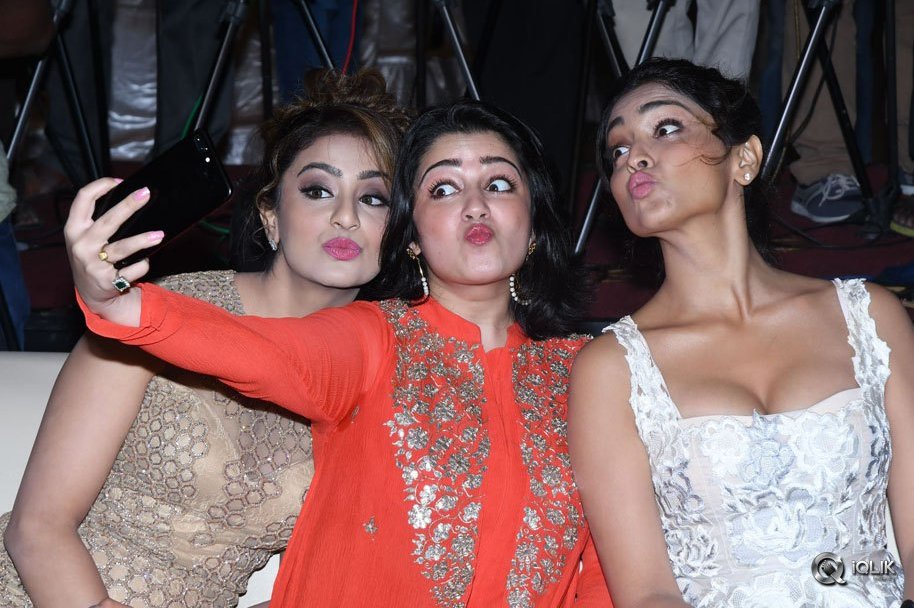 Shriya-Saran-At-Paisa-Vasool-Movie-Audio-Success-Meet